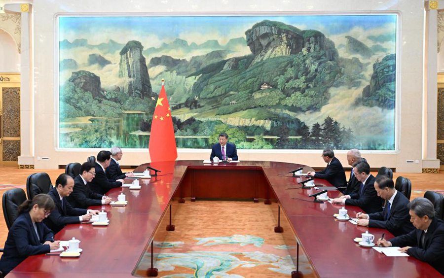 Xi Jinping incontra il capo esecutivo della RAS di Macao Sam Hou fai