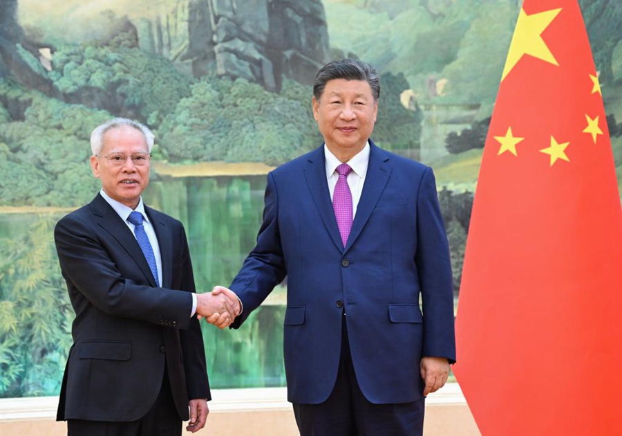 Xi Jinping incontra il capo esecutivo della RAS di Macao Sam Hou fai