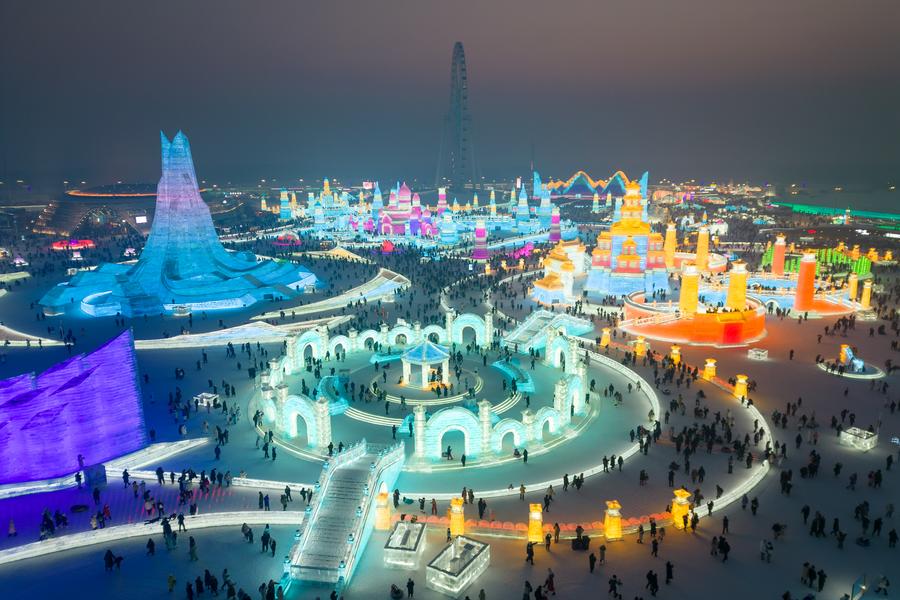 Turisti in visita all'Harbin Ice-Snow World ad Harbin, nella provincia nord-orientale cinese dello Heilongjiang. (26 gennaio 2024 - Xinhua/Zhang Tao)