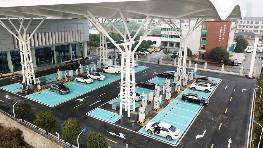 Veicoli a nuova energia in ricarica presso una stazione di ricarica nella contea di Changsha, nella provincia centrale cinese dello Hunan. (8 gennaio 2024 - Xinhua/Chen Zhenhai)