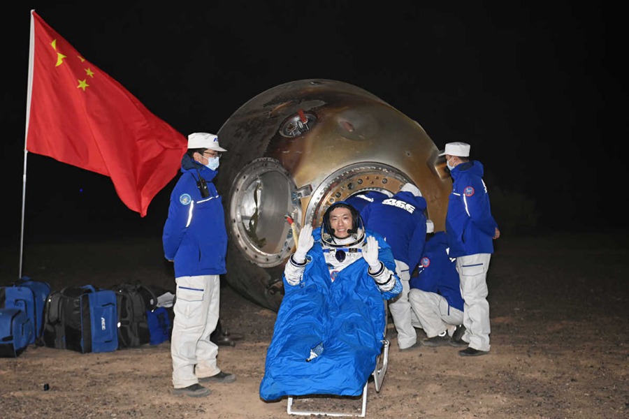 Equipaggio della stazione spaziale torna sulla Terra