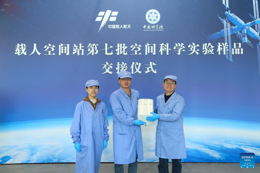 Cerimonia di consegna dei campioni sperimentali della stazione spaziale riportati dalla navicella spaziale Shenzhou-18 presso il Centro di tecnologia e ingegneria per l'utilizzo dello spazio dell'Accademia Cinese delle Scienze di Beijing. (4 novembre 2024 - Centro di tecnologia e ingegneria per l'utilizzo dello spazio dell'Accademia Cinese delle Scienze/In gentile concessione a Xinhua)