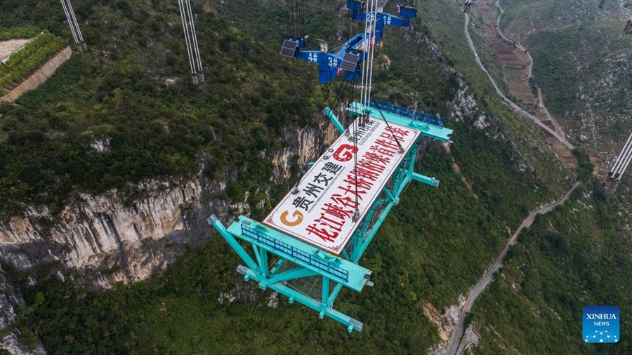 La prima trave reticolare in acciaio del ponte del Huajiang Grand Canyon, del peso di circa 215 tonnellate, viene issata nella posizione designata per l'installazione nella provincia sud-occidentale cinese del Guizhou. (4 novembre 2024 - Xinhua/Tao Liang)