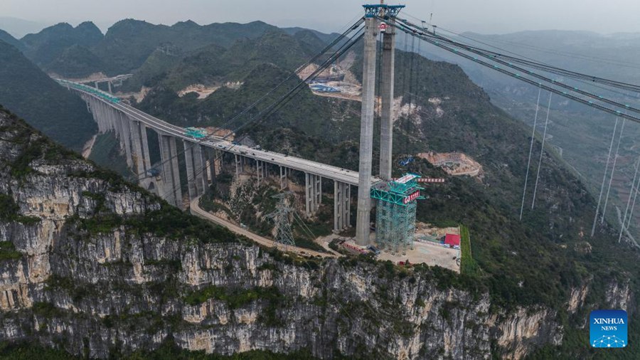 Prima trave reticolare in acciaio del ponte sul Huajiang Grand Canyon sollevata nella posizione designata