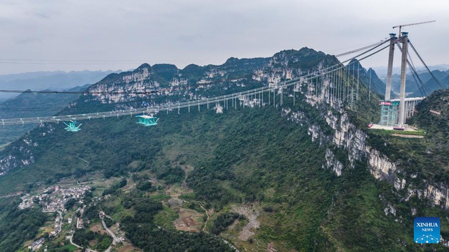Prima trave reticolare in acciaio del ponte sul Huajiang Grand Canyon sollevata nella posizione designata