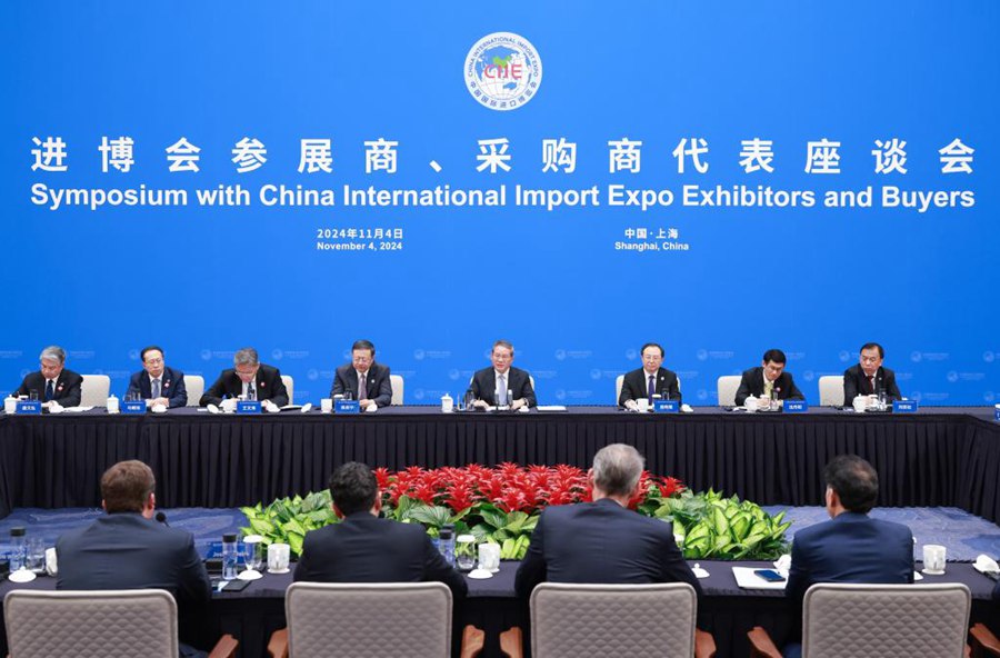 Il premier cinese Li Qiang tiene un simposio con espositori e acquirenti selezionati che partecipano alla settima China International Import Expo (CIIE) a Shanghai, Cina orientale. (4 novembre 2024 - Xinhua/Wang Ye)