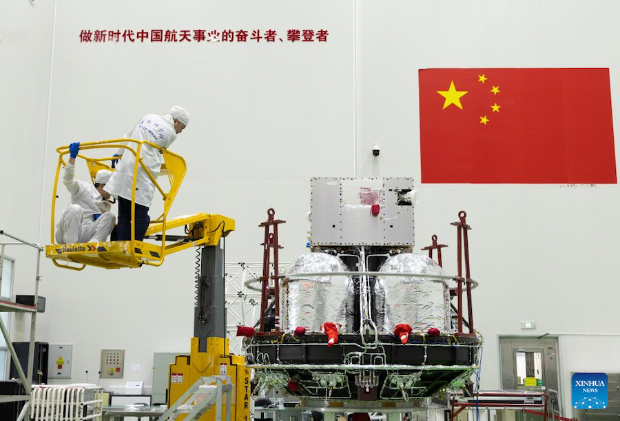 Tecnici ispezionano lo SMILE in un laboratorio dell'Innovation Academy for Microsatellites della CAS, a Shanghai. (4 novembre 2024 - Xinhua/Jin Liwang)