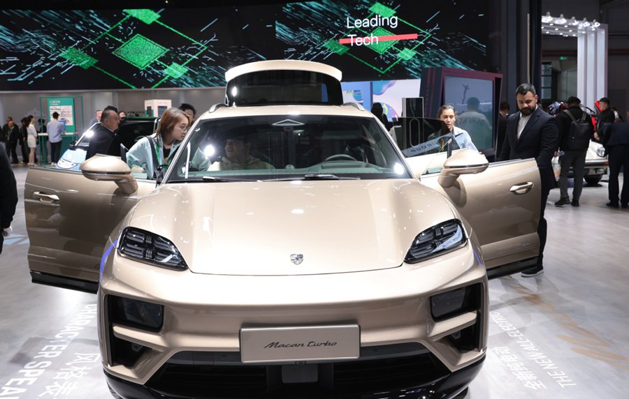 Un'auto elettrica Porsche in mostra alla China International Import Expo in corso a Shanghai. (China Daily/Zou Hong)