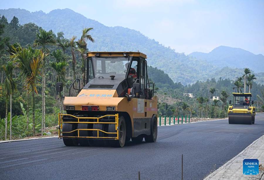 Operai azionano macchinari per la costruzione di una nuova autostrada panoramica ad anello a Baoting, nella provincia cinese di Hainan. (6 novembre 2024 – Xinhua/Pu Xiaoxu)