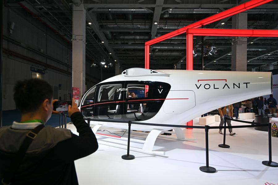 Aereo a decollo e atterraggio verticale Volant VE25 presso l'Automobile Exhibition Area durante la settima China International Import Expo (CIIE) a Shanghai, nella Cina orientale. (7 novembre 2024 - Xinhua/Xin Yuewei)