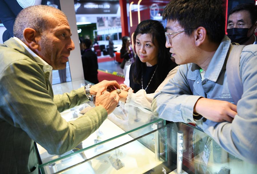 Marco Russo, CEO di Russo Cammei, mostra gioielli con cammeo ai visitatori durante la settima China International Import Expo (CIIE) a Shanghai, nella Cina orientale. (6 novembre 2024 - Xinhua/Jin Mamengni)