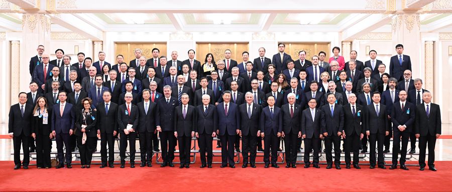 Xi Jinping e Sergio Mattarella incontrano rappresentanti delle delegazioni alla riunione del Forum Culturale Cina-Italia e al Dialogo dei Presidenti delle Università