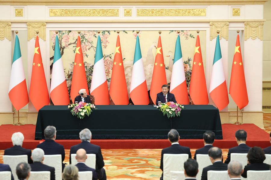 Xi Jinping e Sergio Mattarella incontrano rappresentanti delle delegazioni alla riunione del Forum Culturale Cina-Italia e al Dialogo dei Presidenti delle Università