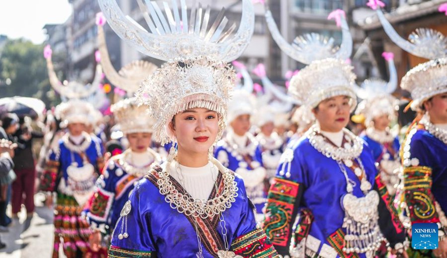 I Miao in costumi tradizionali partecipano a una parata per celebrare il Capodanno Miao nella contea di Leishan della prefettura autonoma Miao e Dong di Qiandongnan, nella provincia del Guizhou. (10 novembre 2024 – Xinhua/Tao Liang)