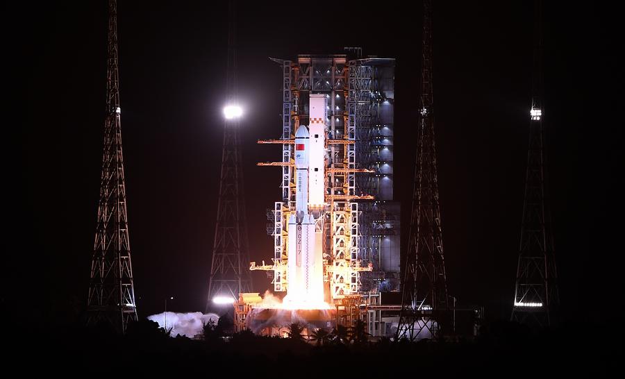 Un razzo vettore Long March-7 Y8 trasportante il veicolo spaziale cargo Tianzhou-7 decolla dal sito di lancio di veicoli spaziali di Wenchang nella provincia di Hainan, Cina meridionale. (17 gennaio 2024 - Xinhua/Yang Guanyu)