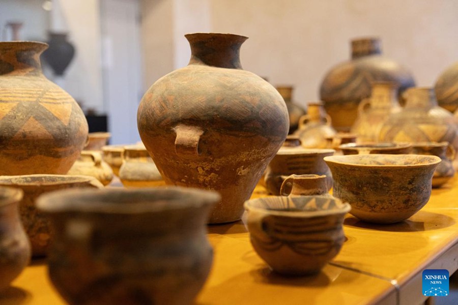 Lotto di 56 reperti culturali cinesi perduti esposti a Roma prima della loro restituzione alla Cina. (28 ottobre 2024 - Xinhua/Li Jing)