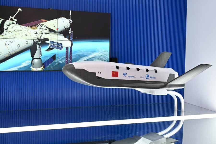 Modello dello shuttle cargo cinese Haoloong, che debutterà alla 15a edizione della China International Aviation and Aerospace Exhibition, nota anche come Airshow China, a Zhuhai, nella provincia meridionale cinese del Guangdong. (Xinhua)