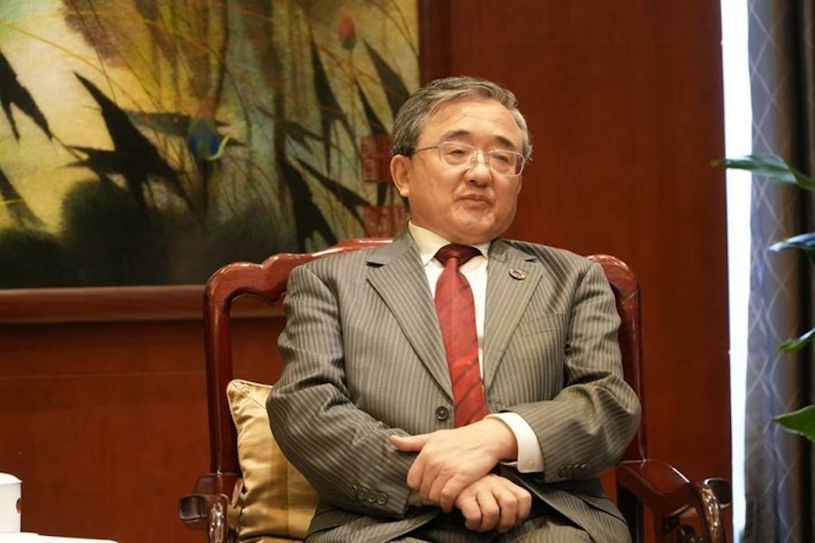 Liu Zhenmin, inviato speciale della Cina per i cambiamenti climatici, parla durante un'intervista con Xinhua a Bruxelles. (15 ottobre 2024 - Xinhua/Liu Xuxuan)