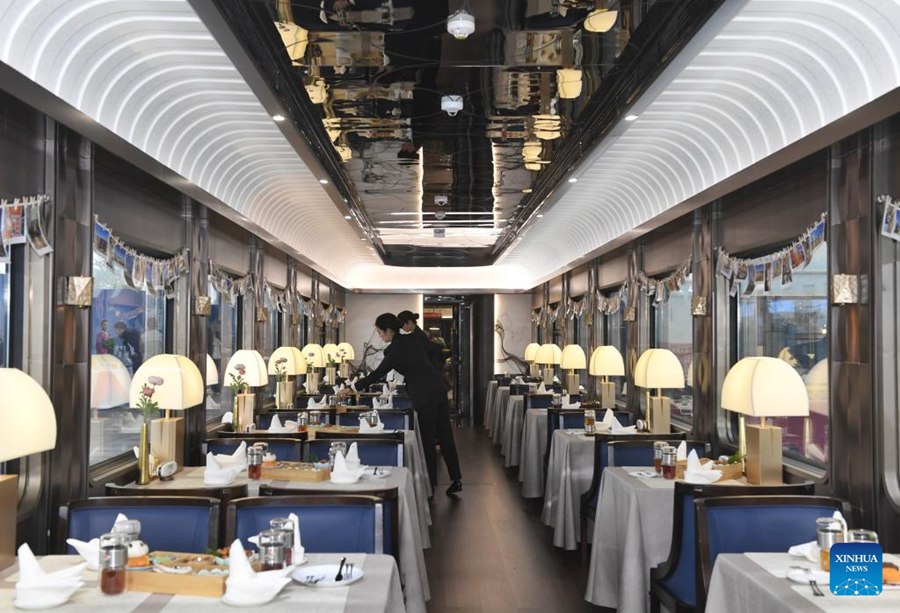 Il ristorante di un treno turistico a tema panda presso la Stazione Ferroviaria di Anjing, a Chengdu, nella provincia del Sichuan. (10 novembre 2024 – Xinhua/Liu Kun)