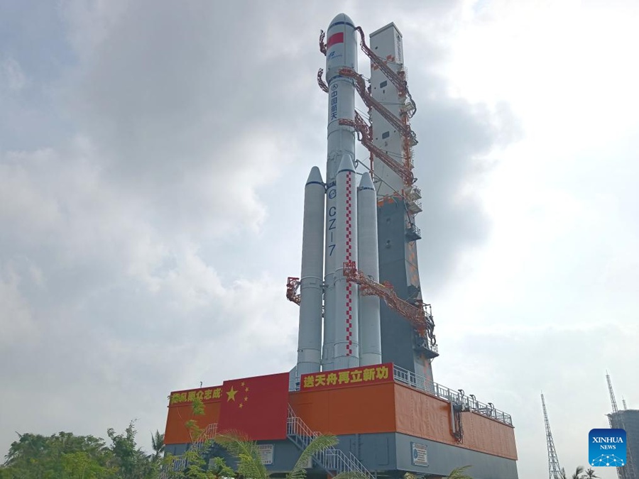 La combinazione della navicella cargo Tianzhou-8 e di un razzo vettore Long March-7 Y9 trasferiti verticalmente nella zona di lancio. (13 novembre 2024 – Xinhua/Huang Guochang)