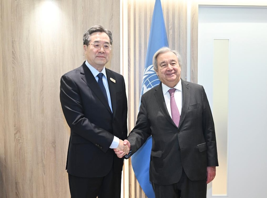 Il rappresentante speciale del Presidente cinese Xi Jinping, Ding Xuexiang, incontra il Segretario Generale delle Nazioni Unite Antonio Guterres a margine del World Leaders Climate Action Summit durante la COP29 a Baku, Azerbaigian. (13 novembre 2024 - Xinhua/Yan Yan)