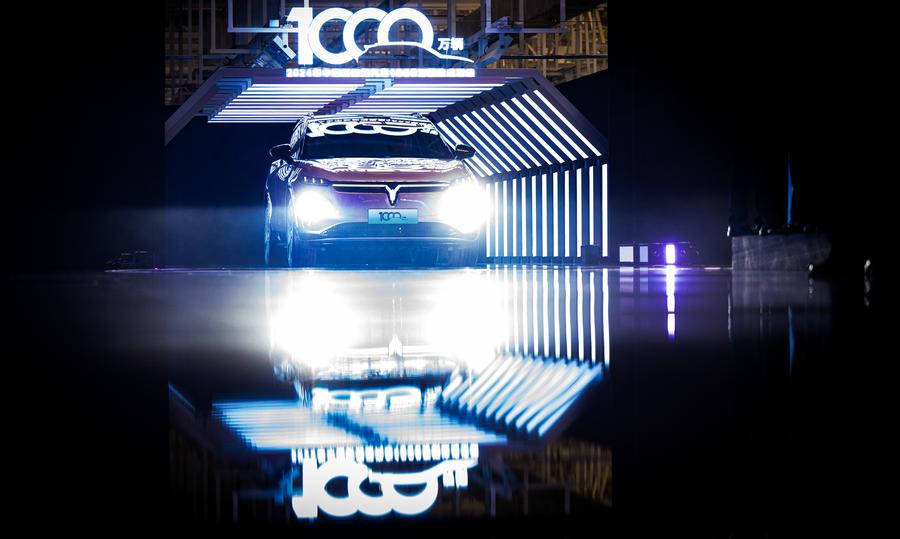 Cerimonia per il traguardo dei 10 milioni di veicoli a nuova energia (NEV) prodotti in Cina, a Wuhan, nella provincia centrale cinese dello Hubei. (14 novembre 2024 - Xinhua/Xiao Yijiu)