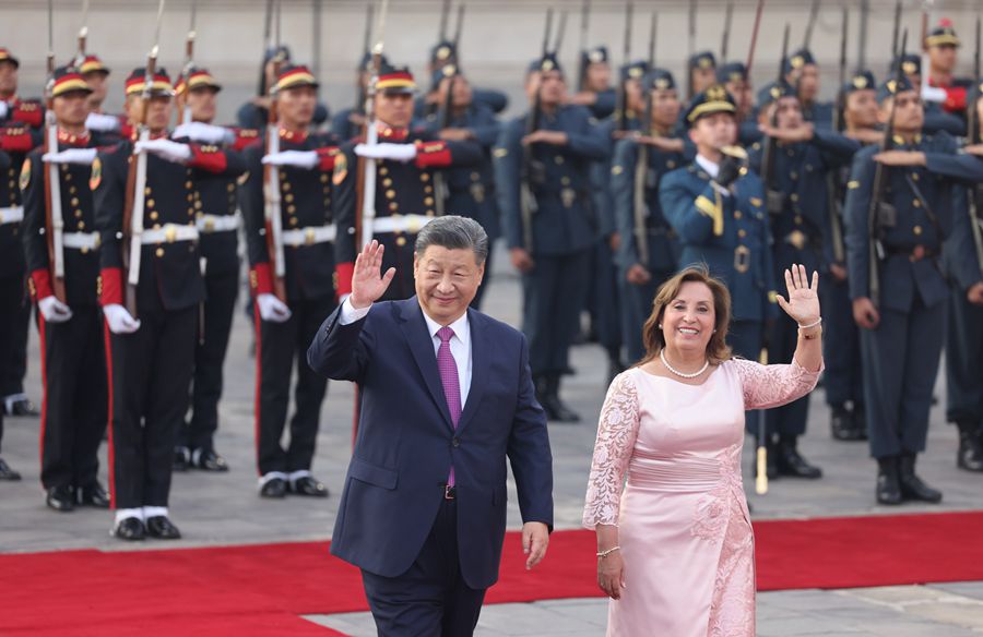  Il presidente Xi Jinping partecipa alla cerimonia di benvenuto tenuta dalla presidente peruviana Boluarte nella piazza antistante al Palazzo presidenziale di Lima.