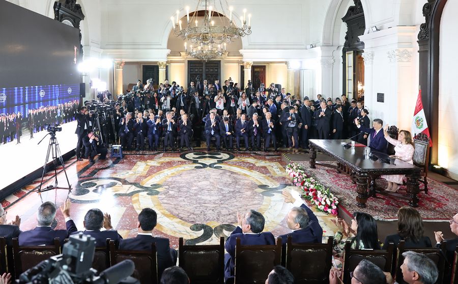 Xi Jinping e Dina Boluarte presenziano a cerimonia di apertura porto di Chancay