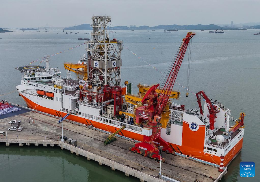 Vista della Mengxiang, la prima nave di perforazione in acque profonde progettata e costruita in Cina, a Guangzhou. (17 novembre 2024 - Xinhua/Liu Dawei)