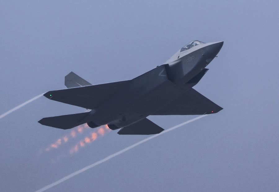 Un jet da combattimento stealth J-35A della Cina prende parte a un'esibizione durante l'Airshow China a Zhuhai, nella provincia meridionale cinese del Guangdong. (12 novembre 2024 - Xinhua/Liu Dawei)