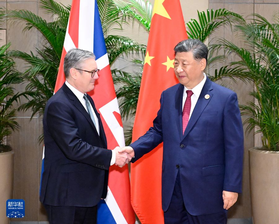 Xi Jinping incontra il primo ministro del Regno Unito Keir Starmer