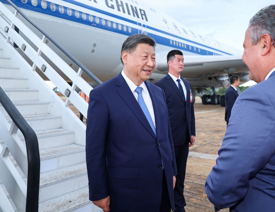 Xi Jinping arriva a Brasilia per una visita di Stato in Brasile