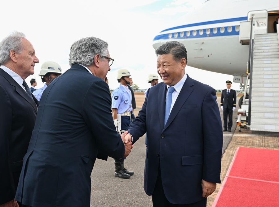 Xi Jinping arriva a Brasilia per una visita di Stato in Brasile