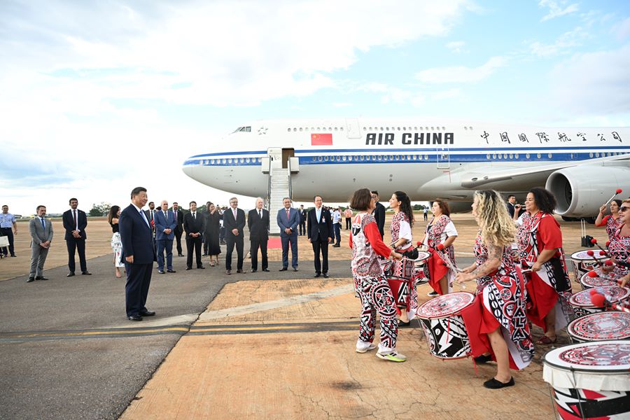 Xi Jinping arriva a Brasilia per una visita di Stato in Brasile