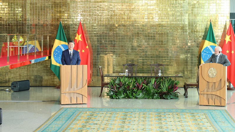 Xi Jinping e il Presidente brasiliano Luiz Inácio Lula da Silva incontrano i giornalisti