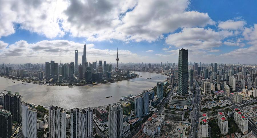 Vista dell'area di Lujiazui nella zona di libero scambio pilota di Shanghai. (10 gennaio 2023 - Xinhua/Fang Zhe)