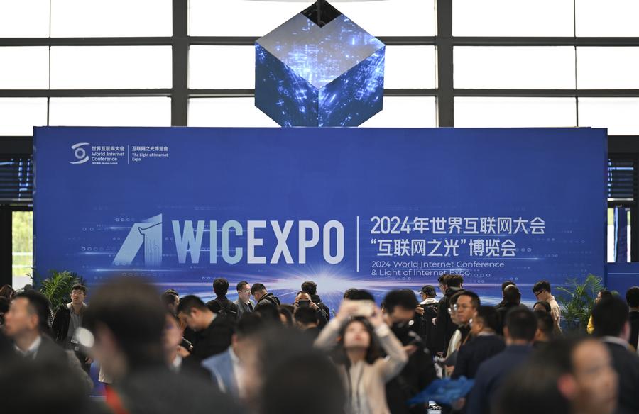 Visitatori alla Light of Internet Expo a Wuzhen, nella provincia orientale cinese del Zhejiang. (19 novembre 2024 - Xinhua/Cai Xiangxin)