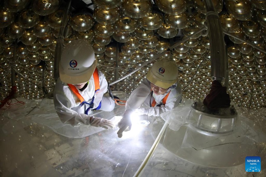 Membri dello staff al lavoro nel cantiere dell'Osservatorio Sotterraneo di Neutrini Jiangmen (JUNO). (22 novembre 2024 - Xinhua/Jin Liwang)