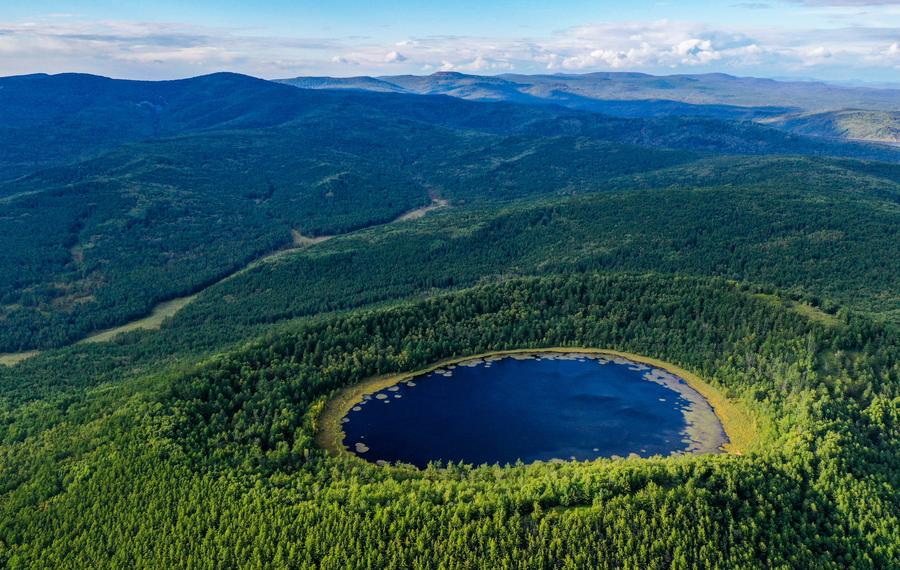Arxan Tianchi (Lago Celeste) nel Parco Forestale Nazionale di Arxan, nella regione autonoma della Mongolia Interna, Cina settentrionale. (31 agosto 2023 - Xinhua/Lian Zhen)