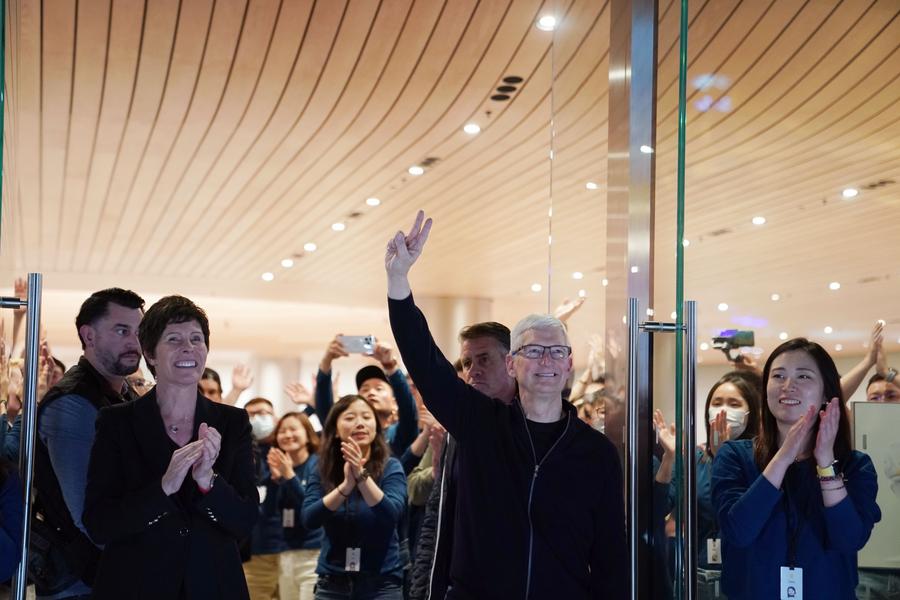 Il CEO di Apple Tim Cook partecipa all'inaugurazione di un nuovo flagship store Apple a Shanghai, nella Cina orientale. (21 marzo 2024 - Xinhua/Liu Ying)