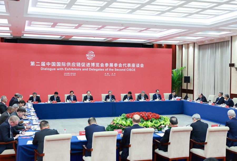 Il premier cinese Li Qiang partecipa a un simposio con i rappresentanti delle imprese e delle organizzazioni che partecipano alla seconda China International Supply Chain Expo (CISCE), a Beijing, capitale della Cina. (25 novembre 2024 - Xinhua/Wang Ye)