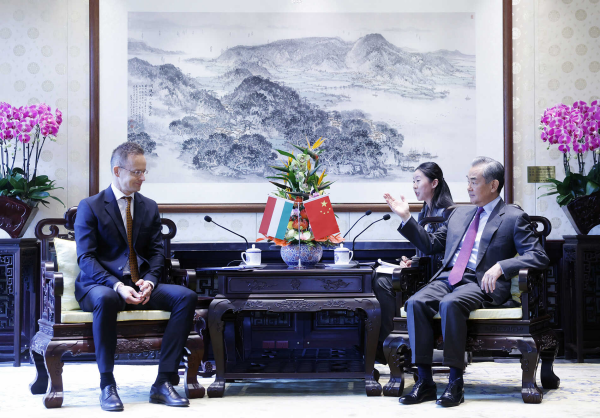 Beijing, colloquio tra Wang Yi e Péter Szijjártó
