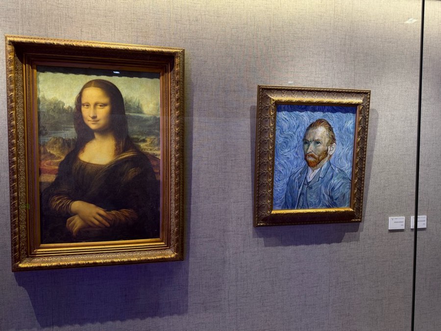 "Omaggio ai classici - Monna Lisa" e "Omaggio ai classici - Autoritratto di Van Gogh" dipinti da artisti del villaggio della pittura a olio Dafen (copie, riproduzioni). (Quotidiano del Popolo Online/Song Ge)