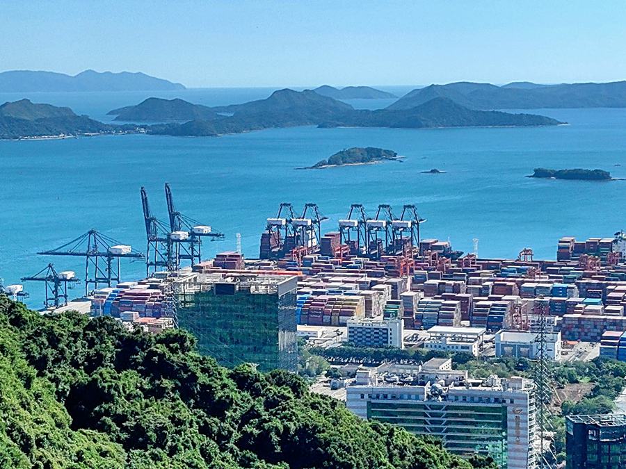 Porto di Yantian nel distretto Yantian di Shenzhen, nella provincia meridionale cinese del Guangdong. (26 novembre 2024 - Quotidiano del Popolo Online/Cai Hairuo)