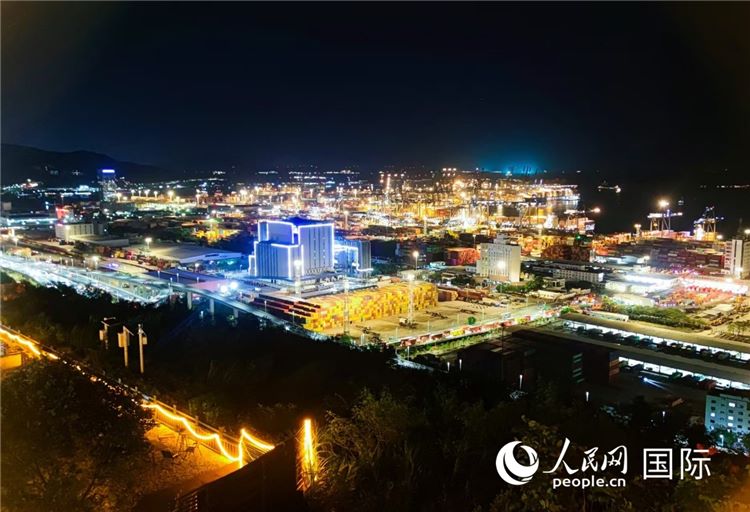 Vista del porto di Yantian dove si trova il mercato notturno di Yangang. (Quotidiano del Popolo Online/Zhang Lulu)