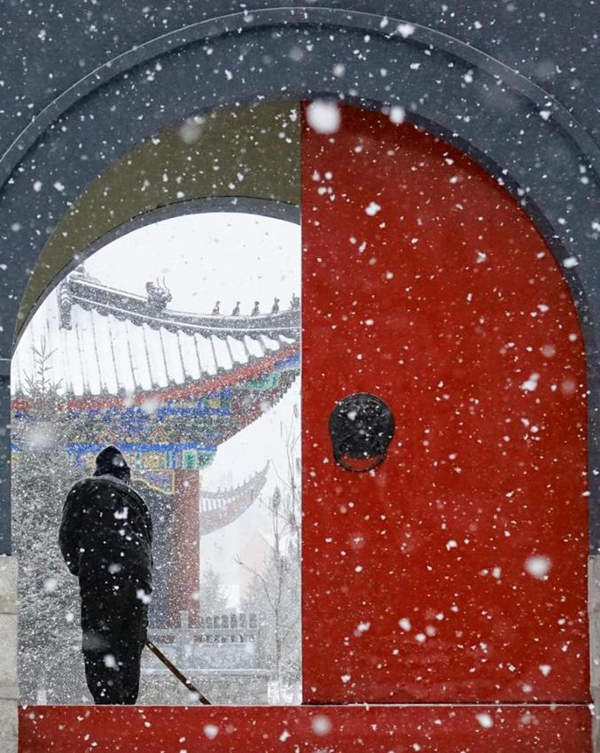 La città di Tongjiang, nella provincia dell'Heilongjiang, Cina nordorientale, immersa nella neve. (26 novembre 2024 - Xinhua/Liu Wanping)
