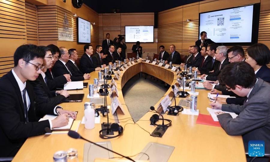 Il consigliere di Stato e Ministro della pubblica sicurezza cinese Wang Xiaohong (6° da sinistra) incontra il presidente dell'Organizzazione internazionale della polizia criminale (Interpol) Ahmed Nasser Al-Raisi (6° da destra) a Lione, Francia. (28 novembre 2024 - Xinhua/Gao Jing)