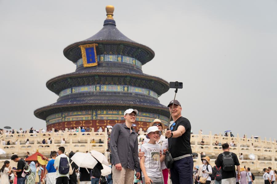 Turisti svizzeri posano per una foto di gruppo davanti alla Sala di preghiera per i buoni raccolti, o Qiniandian, nel parco Tiantan (Tempio del Cielo) a Beijing, capitale della Cina. (9 luglio 2024 - Xinhua/Ju Huanzong)