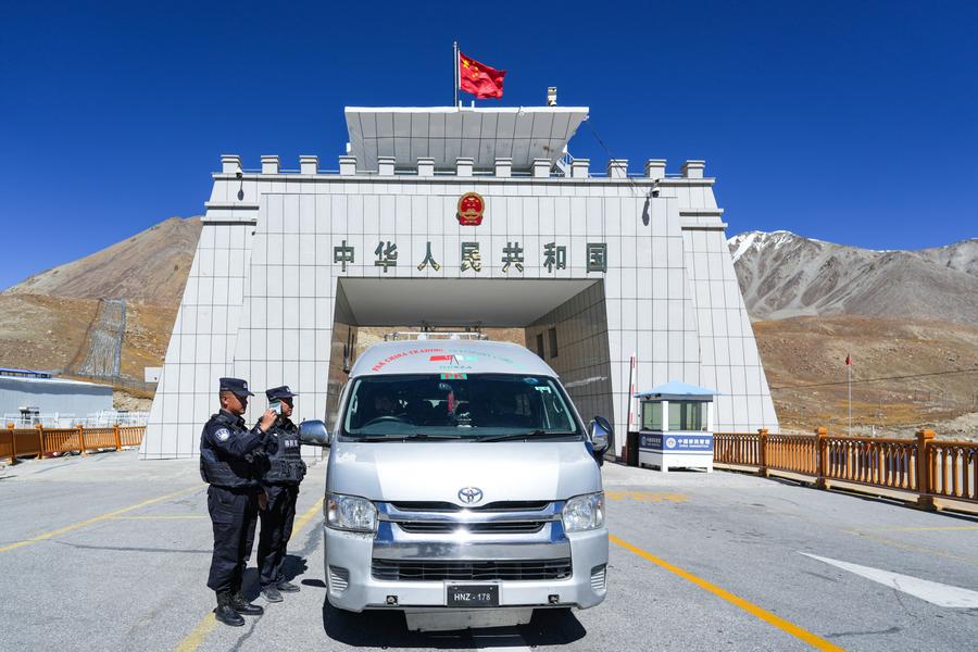 Gli agenti di polizia della stazione di ispezione di frontiera di Khunjerab controllano un veicolo al passo di Khunjerab, nella regione autonoma uigura dello Xinjiang, Cina nord-occidentale. (20 settembre 2024 - Xinhua/Yi Refanjiang)