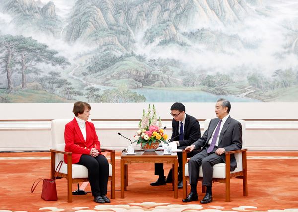Wang Yi incontra la delegazione della National Committee on American Foreign Policy